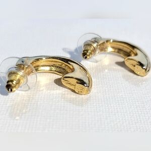 💞💗 Vintage Gold Puffed "J" Shape Butterfly Mark Solid Twist Hoop Earrings